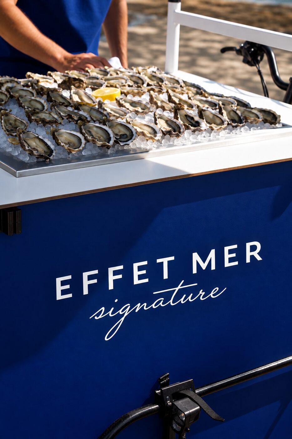 Bar à huîtres mobile Oyster Bike dressé sur glace pilée