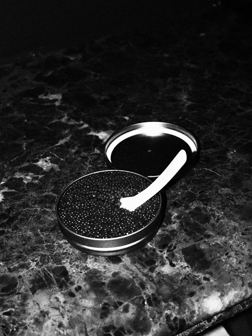 Caviar dressé à la cuillère sur surface sombre