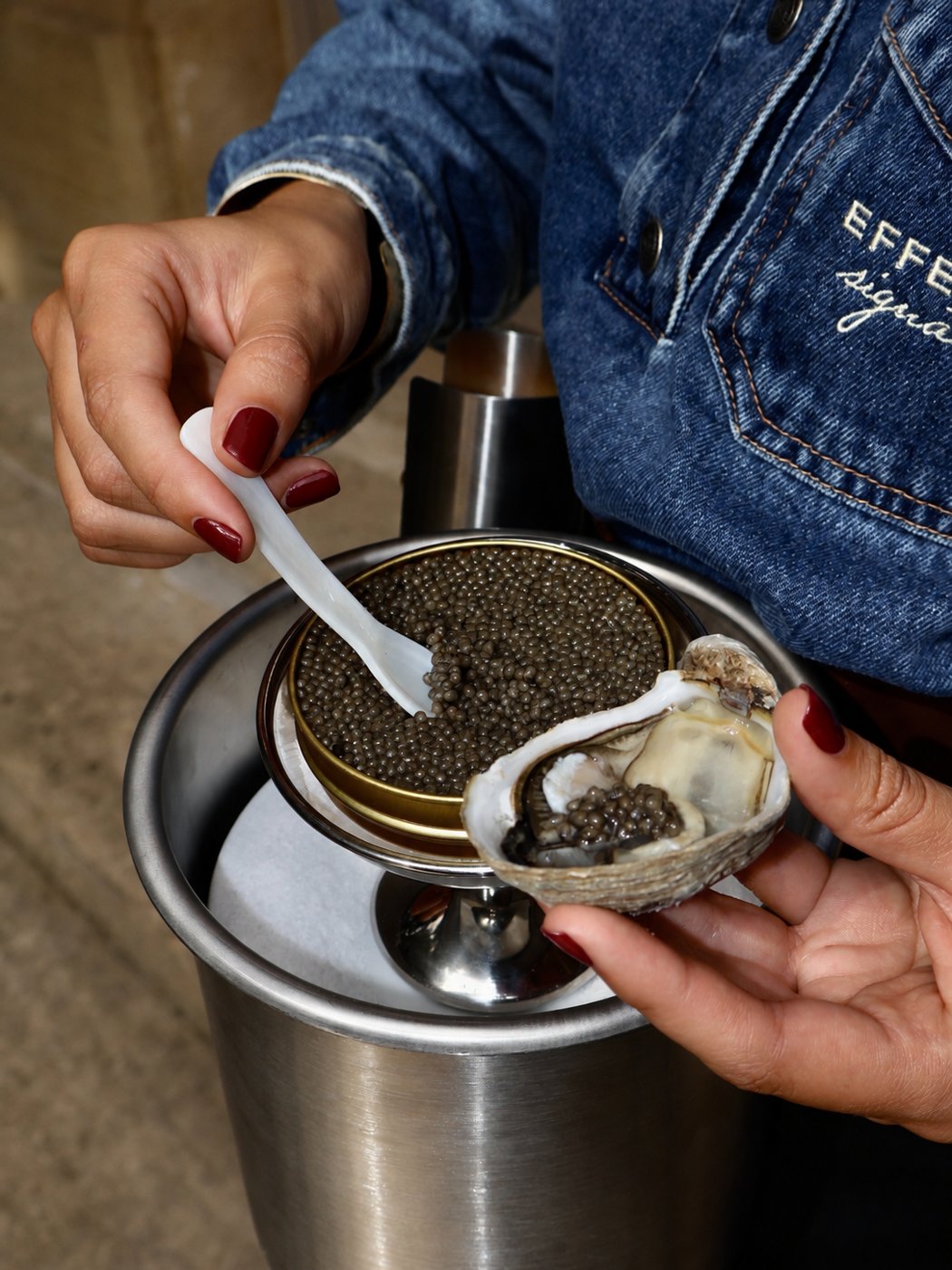 Caviar Men/Women dressé sur une huître lors d'une réception