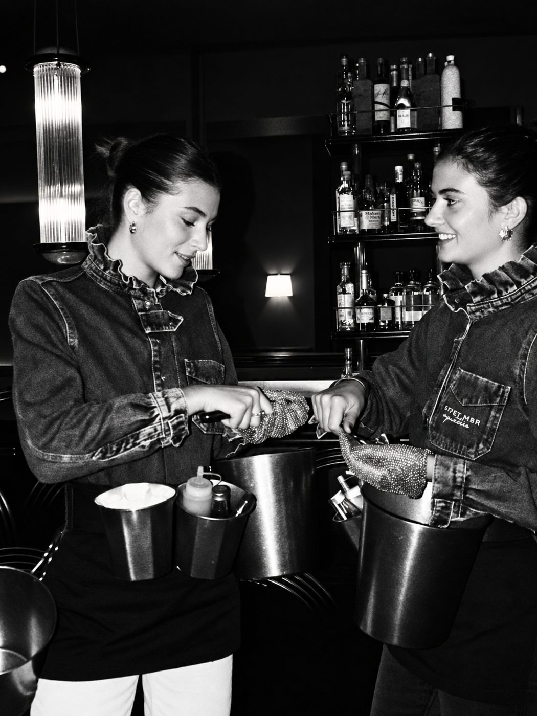 Deux écaillères de profil au bar à huîtres